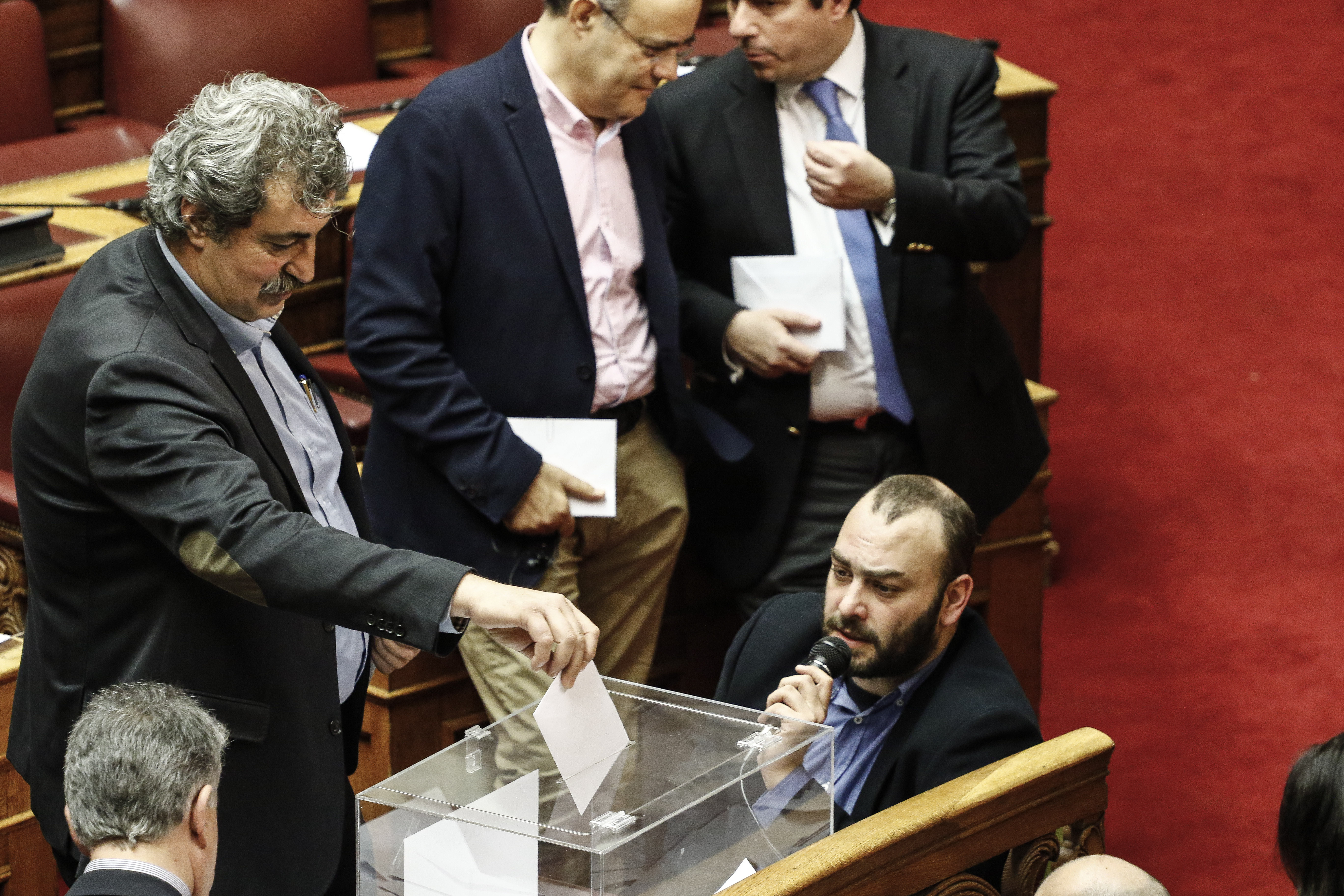 Parliament votes down probe of current, former Syriza health ministers