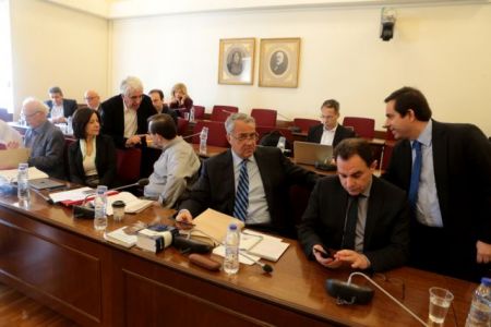 Αποχώρησε όλη η αντιπολίτευση από την Προανακριτική για την Novartis – Καταγγέλει φιάσκο