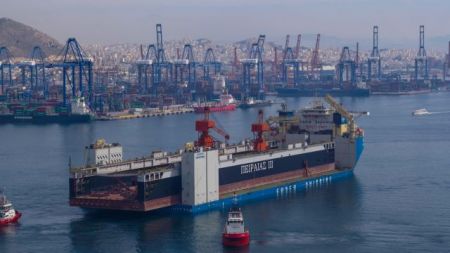 Εφτασε στον Πειραιά η νέα μεγάλη πλωτή δεξαμενή