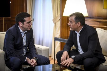 Εσπρέσο και ξινό νερό στο Μαξίμου