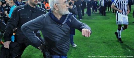 Deutsche Welle:«Ο πρόεδρος δείχνει το περίστροφο»