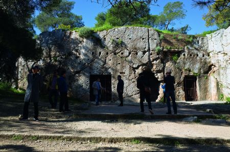 Οι Κινέζοι αγοράζουν την Αθήνα
