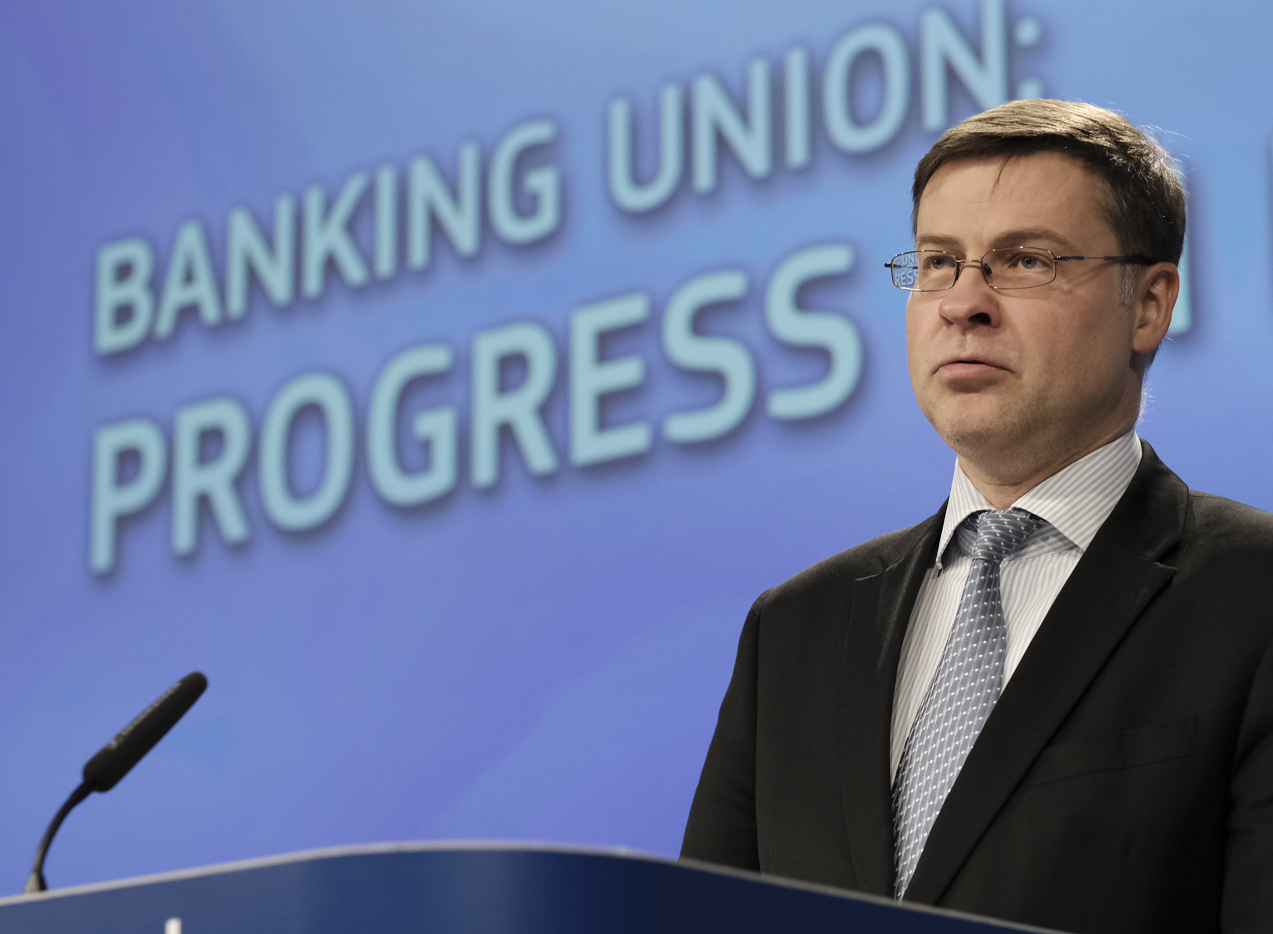Ντομπρόβσκις: Θα μπορούσαν να επιστραφούν τα κέρδη της ΕΚΤ και των εθνικών τραπεζών από τα ελληνικά ομόλογα