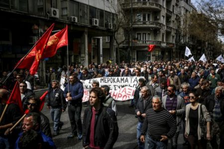 Πιο βαθιά στην ύφεση οδήγησε η κατάρρευση των αμοιβών