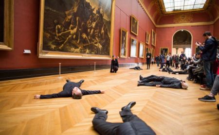 Ακτιβιστές σωριάζονται μπροστά σε πίνακα στο Λούβο [Βίντεο]