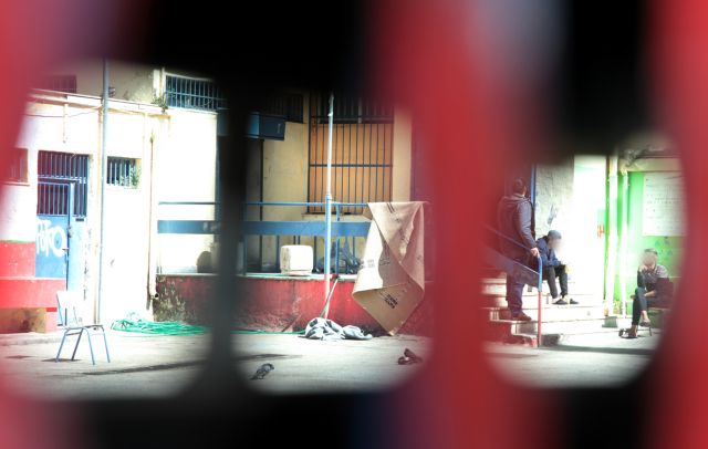 Πολίτες δέσμιοι της ανομίας και πρόσφυγες όμηροι της εκμετάλλευσης