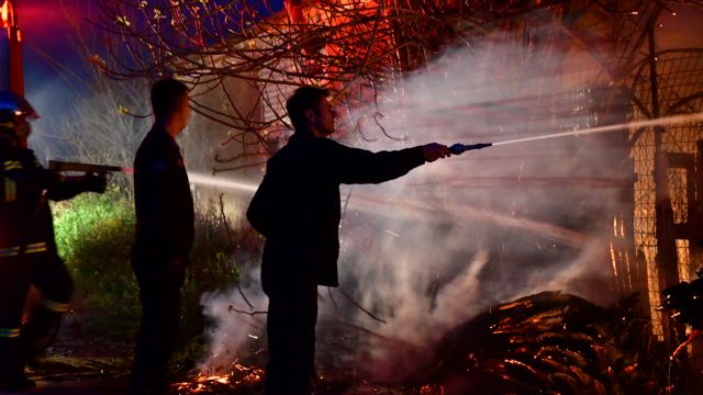 Χανιά: Πυρκαγιά κατάστρεψε αποθήκη ξυλείας