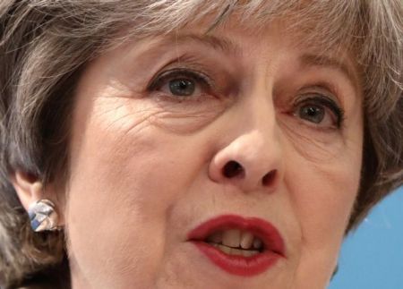 Μέι: «Οι ρωσικές κυρώσεις δεν αλλάζουν τίποτε στην ενοχή της Μόσχας»