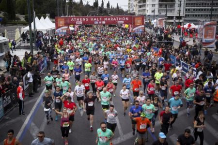 Σε εξέλιξη ο 7ος Ημιμαραθώνιος της Αθήνας [Εικόνες]