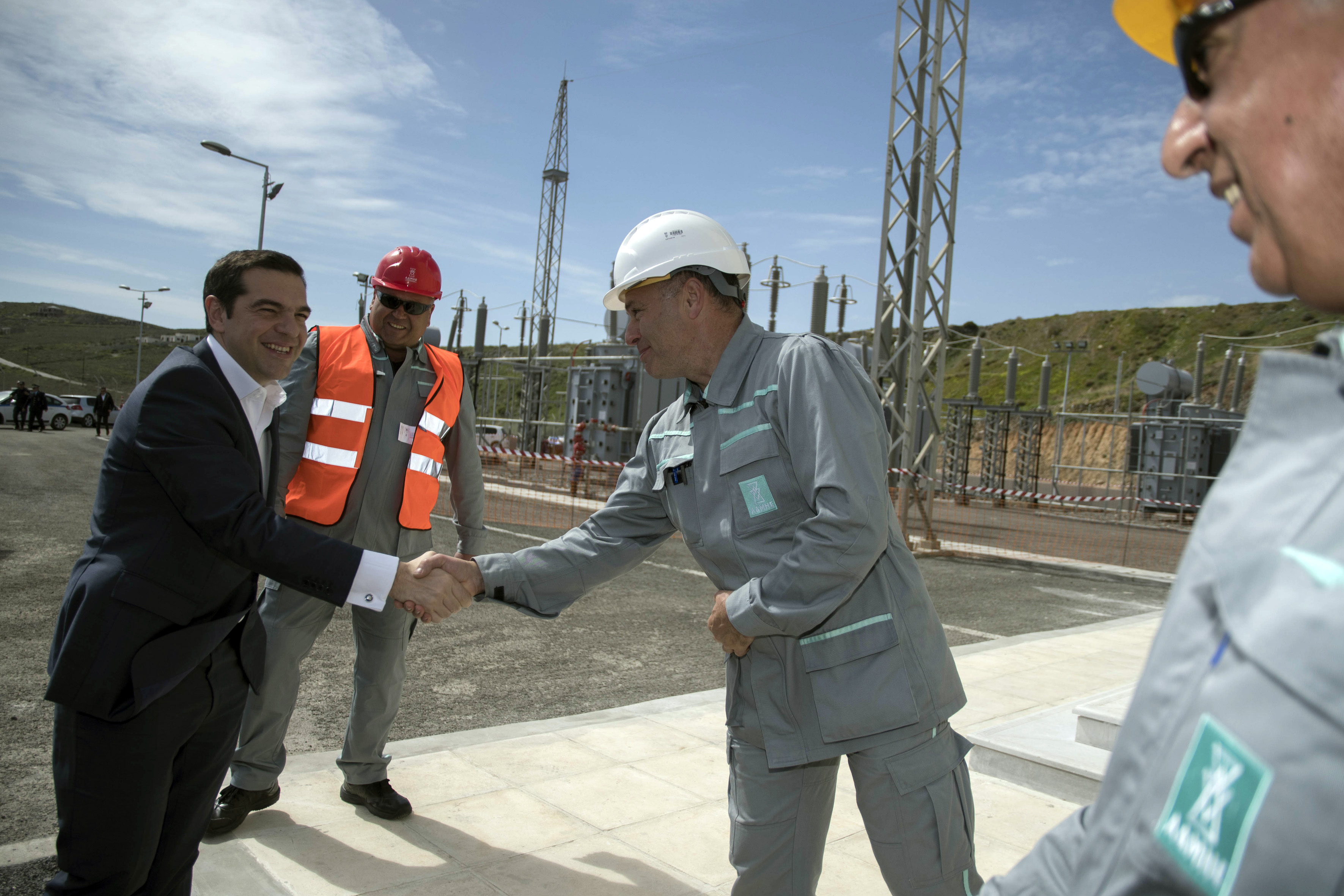 Tsipras announces connection of mainland electricity grid with Cycladic islands