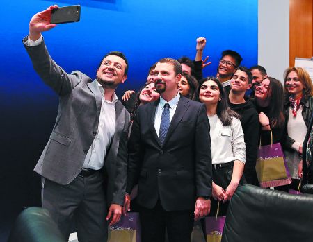 Εδώ Παππάς, εκεί… Πρωτοπαπάς