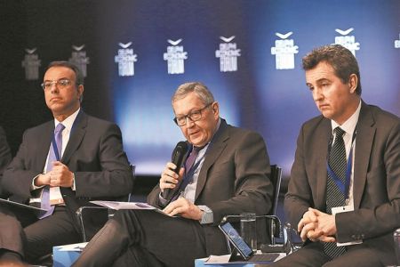 Καρότο και μαστίγιο από το ΔΝΤ