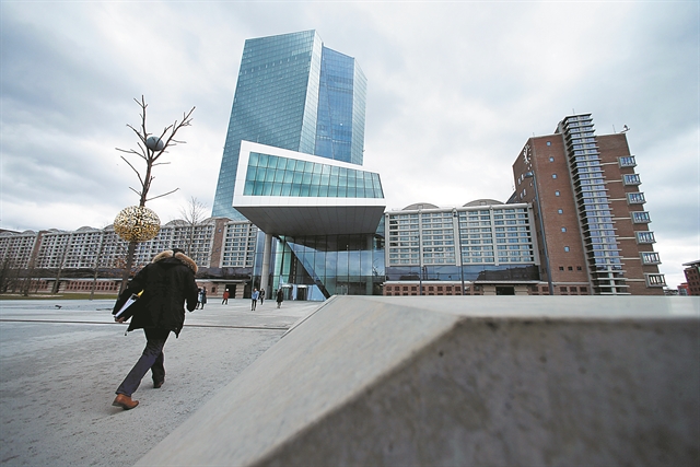 Τα «φθηνά δάνεια» Ντράγκι στηρίζουν ομόλογα και τράπεζες