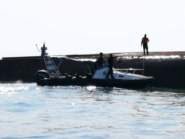 Ενας νεκρός και 14 αγνοούμενοι από ανατροπή πλοίου στη Μαλαισία