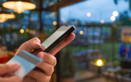 Πώς μπορείτε να μεταφέρετε χρήματα μέσω του κινητού σας χωρίς IBAN