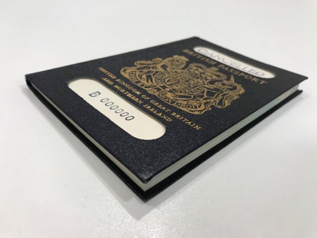 Στη Γαλλία θα τυπωθεί το νέο βρετανικό διαβατήριο μετά το Brexit