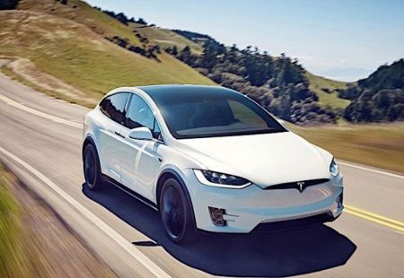 Σε περιπολικό μετατρέπεται το Telsa Model X στην Ελβετία