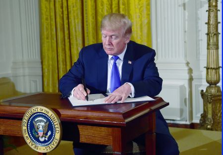 Ο Τραμπ άρχισε τον οικονομικό πόλεμο κατά της Ευρώπης