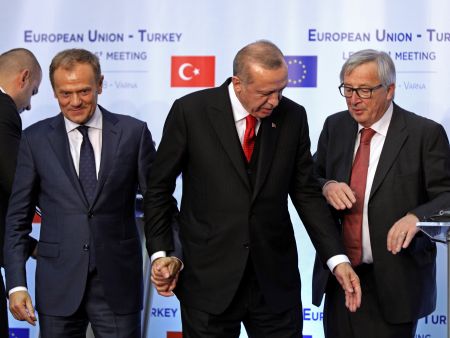 Erdogan indirectly links return of Greek officers to eight Turkish officers