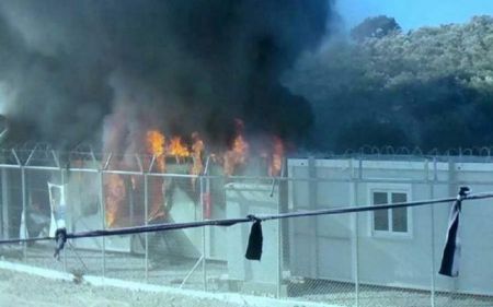 Φωτιές και επεισόδια σε κέντρο φιλοξενίας προσφύγων στα Οινόφυτα Βοιωτίας