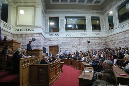 Βουλή: «Εκτός ύλης» – η θεατρική παράσταση που έπρεπε να δοθεί ενώπιον των «300»