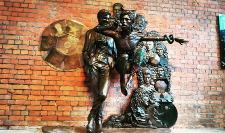 Αγαλμα του Μπάουι στο κλαμπ που εμφανίστηκε για πρώτη φορά