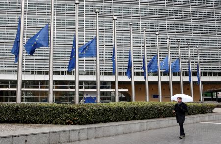 Κομισιόν: Θωρακίζει τους καταναλωτές απέναντι σε μεγάλες εταιρείες