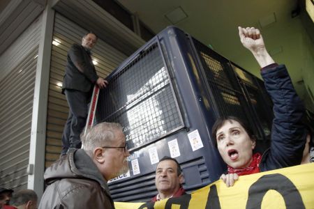 Νέα συγκέντρωση κατά πλειστηριασμών έξω από συμβολαιογραφείο