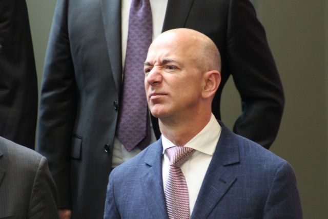 Amazon και Μπέζος στο στόχαστρο του Τραμπ