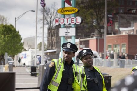 Εκτέλεσε τρεις θαμώνες σε κατάστημα στο Τενεσί