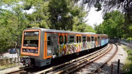 Αυτοκίνητο έπεσε στις γραμμές του ηλεκτρικού στην Κηφισιά