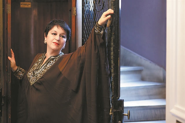 Η Σόνια Θεοδωρίδου τραγουδά τον Ερωτα