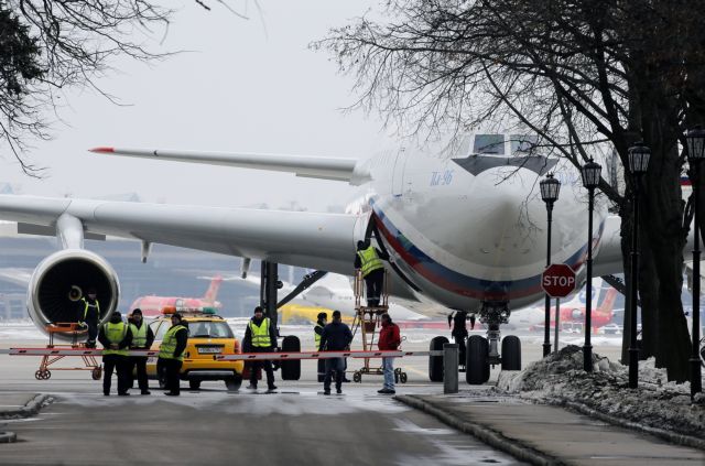 Στη Μόσχα το πρώτο αεροπλάνο με ρώσους απελαθέντες διπλωμάτες
