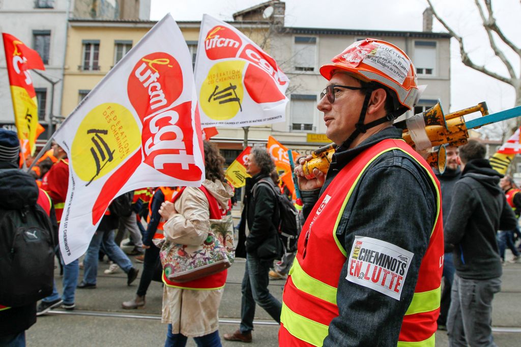 Μακρόν: Αντιμέτωπος με μαζική απεργία των σιδηροδρομικών