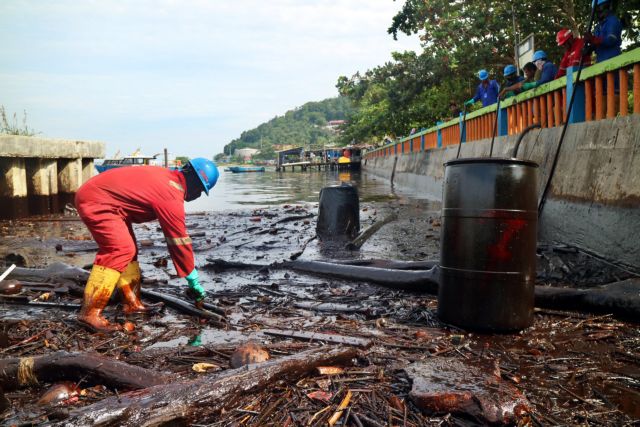 Θανατηφόρα πετρελαιοκηλίδα σε λιμάνι της Ινδονησίας
