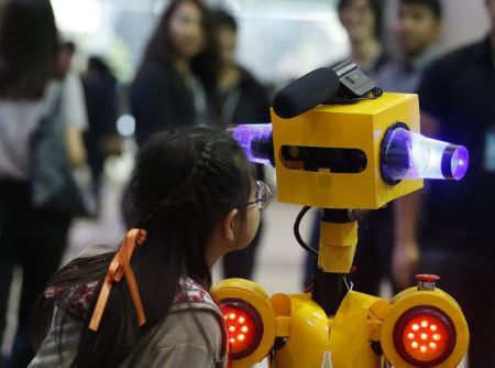 «Αθάνατος δικτάτορας» η τεχνητή νοημοσύνη για τον Ελον Μασκ