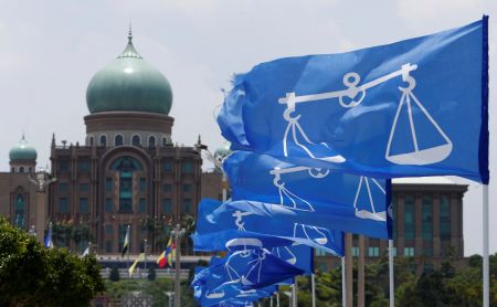 Πρόωρες βουλευτικές εκλογές στη Μαλαισία