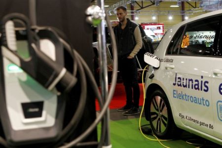 Η ηλεκτροκίνηση «καίει» 50.000 θέσεις εργασίας στη Γερμανία