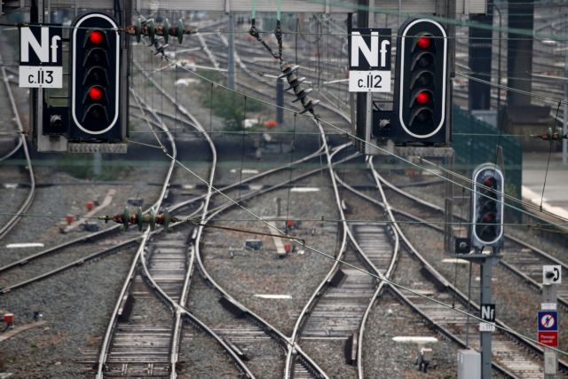 Στα άκρα η σύγκρουση Μακρόν με τους σιδηροδρομικούς