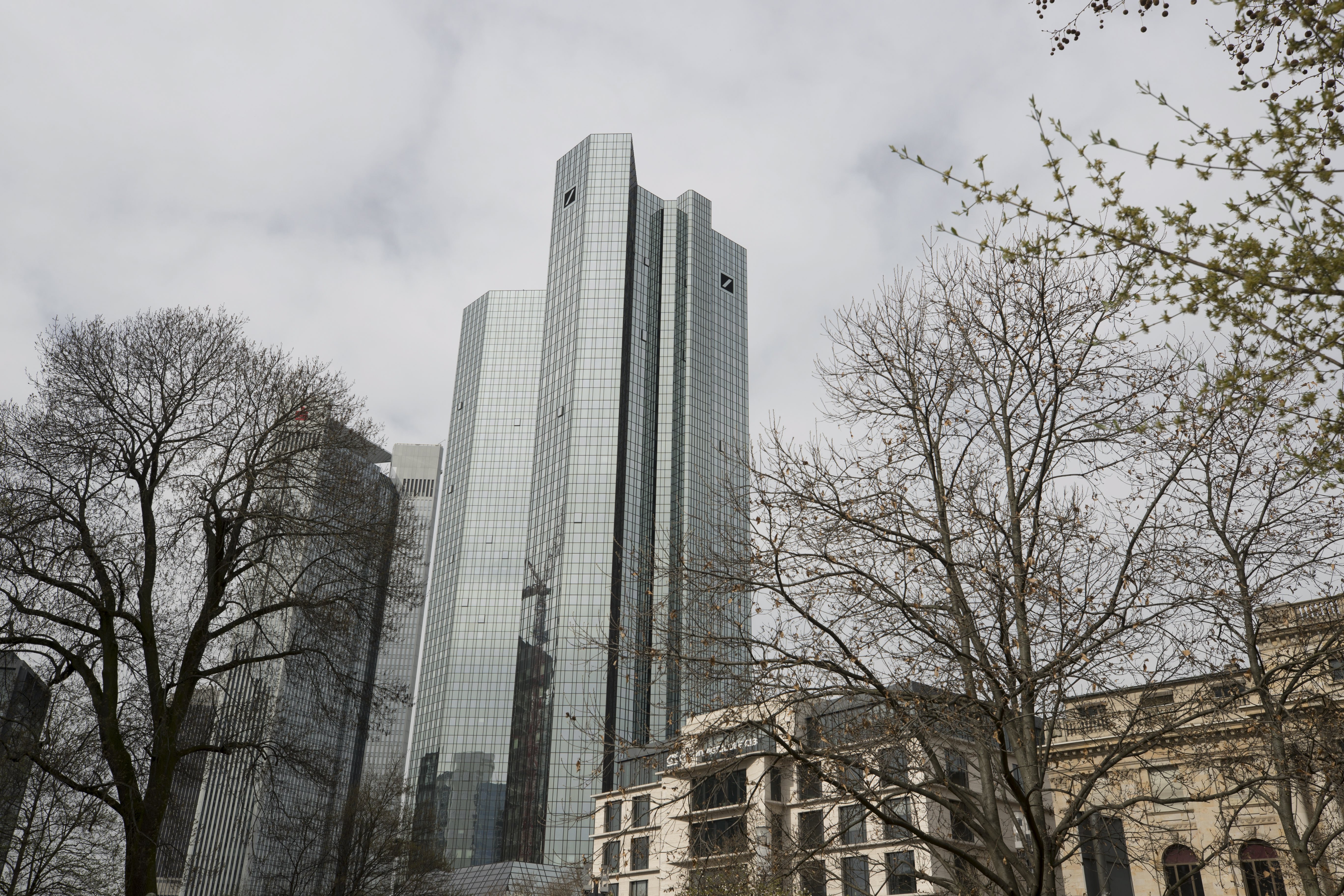 Η νέα αλλαγή φρουράς στην Deutsche Bank απειλεί την… επενδυτική τραπεζική