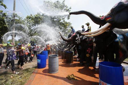 Ελεφαντάκια προαναγγέλλουν το νέο έτος στην Ταϊλάνδη