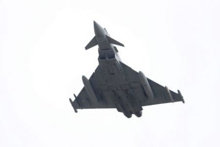 «Κόκκινα βέλη» της RAF πάνω από τον Φλοίσβο στην επίσκεψη Κάρολου