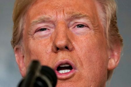 «Πέφτει» η δημοτικότητα του Τραμπ