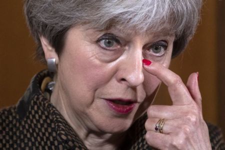 Αντιμέτωπη με το βρετανικό κοινοβούλιο η Μέι για τις επιθέσεις στην Συρία