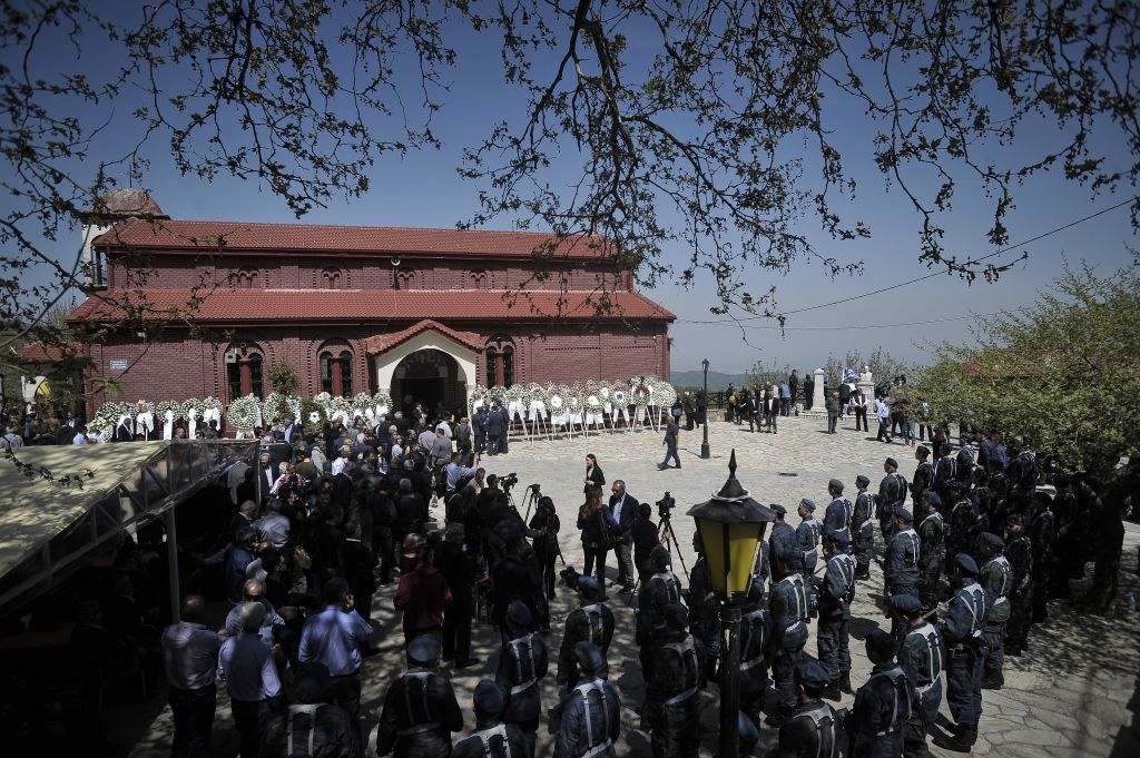 Θρήνος στην κηδεία του σμηναγού Γιώργου Μπαλταδώρου