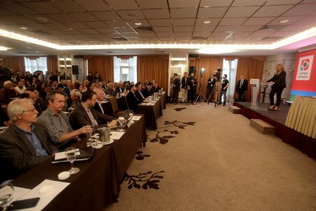 Οι απαντήσεις Γεννηματά, τα «πηγαδάκια» για τον Ευ. Βενιζέλο και το θερμό χειροκρότημα για τον Χριστοδουλάκη