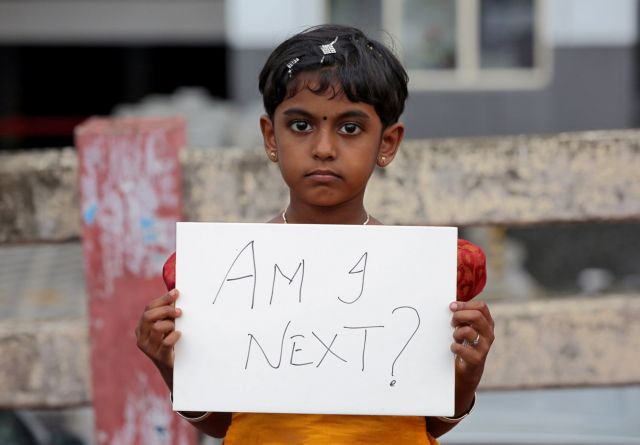 Ινδία: 8 άνδρες δικάζονται για τον βιασμό και φόνο 8χρονης