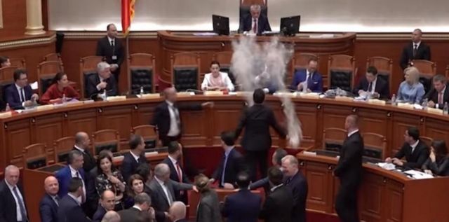 Χάος στην Αλβανική βουλή – Πέταξαν αλεύρι στον Έντι Ράμα