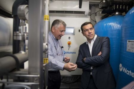 Ο Τσίπρας ήπιε από τη θάλασσα του Καστελλό­ριζου