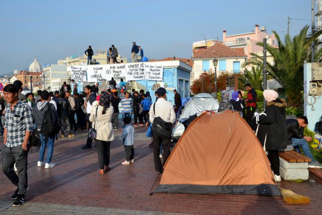 Λέσβος: Συνεχίζεται η κατάληψη της πλ. Σαπφούς από μετανάστες
